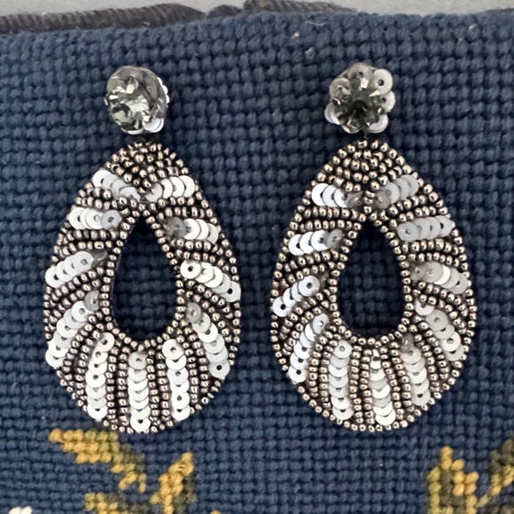 DEEPA BY DEEPA GURNANI GRAY SEQUINED HANGING PIERCED TEARDROP EARRINGS INDIA - Picture 2 of 9